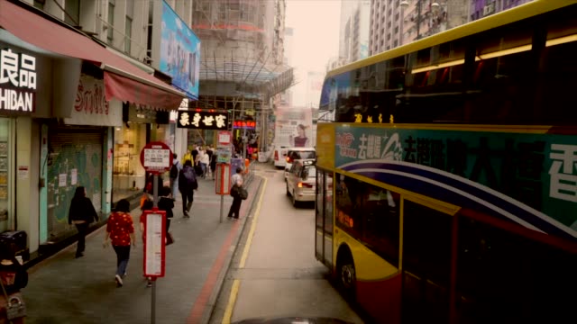 POV-Zeitraffer-von-stark-befahrenen-Straßen-in-Hong-Kong-Stadt,-Verkehre-und-Fußgänger