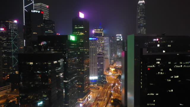 nachts-beleuchtet-Hong-Kong-Stadt-Bucht-Stadtverkehrs-Straße-aerial-Panorama-4k