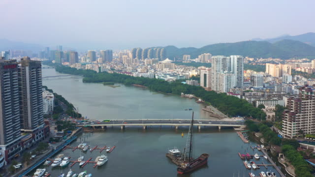 tráfico-fluvial-de-la-ciudad-de-día-tiempo-hainan-isla-sanya-china-panorama-aéreo-4k-del-muelle