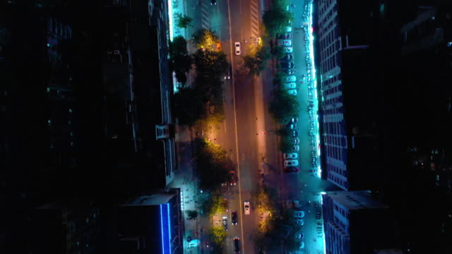 noche-tiempo-iluminación-hainan-isla-sanya-ciudad-tráfico-calle-arriba-abajo-aérea-vista-4k-china