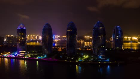 Nacht-Beleuchtung-Sanya-Bay-Insel-Luxus-Hotelporzellan-Antenne-Timelapse-4k