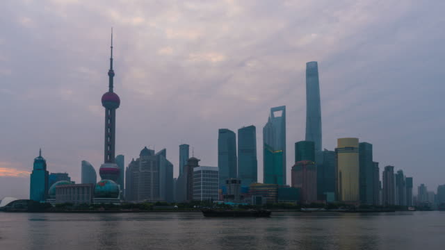 Amanecer-del-horizonte-de-Bund-frente-al-mar-en-la-nueva-área-de-Pudong-de-Shanghai-en-el-vecindario-de-negocios.