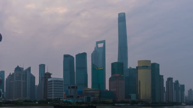 Amanecer-del-horizonte-de-Bund-frente-al-mar-en-la-nueva-área-de-Pudong-de-Shanghai-en-el-vecindario-de-negocios.