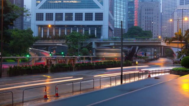 Abend-Verkehr-in-Hongkong-und-gelegentlichen-Regen.-Zeitraffer-UHD