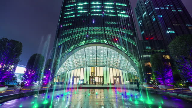 China-Shenzhen-Nacht-Lichtfontäne-Eingang-in-wichtigsten-Wolkenkratzer-4-k-Zeitraffer