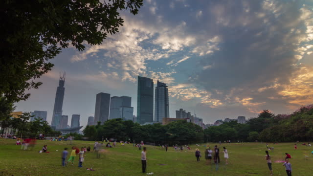 China-Shenzhen-Sonnenuntergang-Himmel-voll-Park-Panorama-4k-Zeitraffer