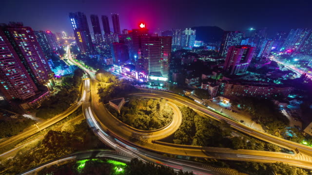 tráfico-ligero-de-la-noche-China-redonda-encrucijada-techo-panorama-superior-4-tiempo-k-caer-shenzhen