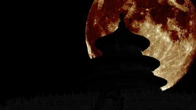 Silhouetten-von-der-Temple-of-Heaven---Peking---mit-riesigen-Mond