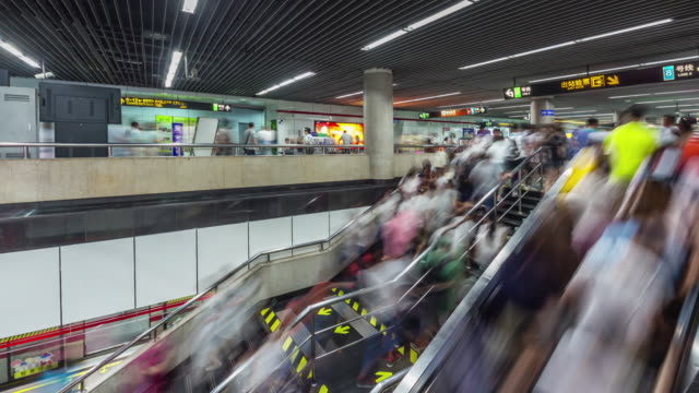 China-shanghai-überfüllten-u-Bahn-Rolltreppe-Treppe-Stadtpanorama-4k-Zeitraffer