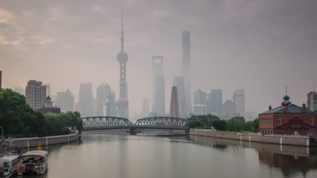 China-Shangai-panorama-de-puente-Bahía-famoso-río-ciudad-mañana-niebla-4k-lapso-de-tiempo