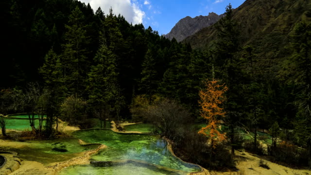 Huanglong-Mountain-With-Beautiful-Nature-Calcification-pool-In-Sichuan,-China,