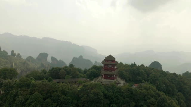 Tianmen-Shan-Temple-on-Top-of-Tianmen-Mountain