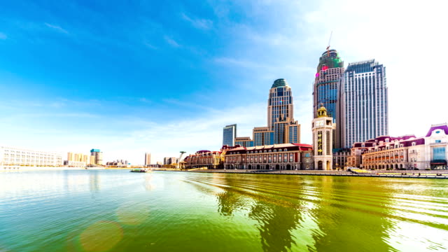 Lapso-de-tiempo-de-la-ciudad-de-Tianjin,-cielo-soleado-con-edificios-modernos.-China