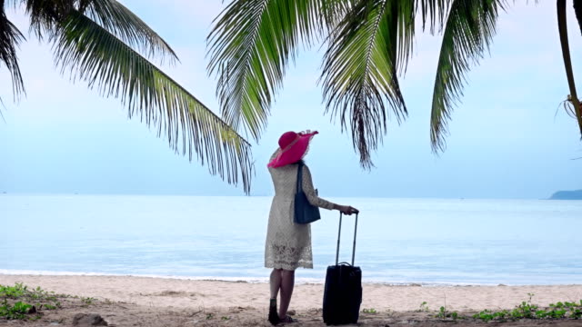 Mädchen-Tourist-mit-Tasche-ist-am-Strand-verloren.