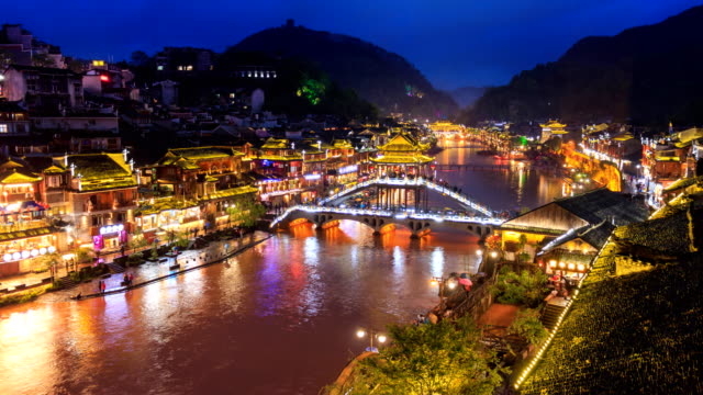 Fenghuang-County-schöne-alte-Stadt-der-Provinz-Hunan,-China-4K-Tag-zu-Nacht-Zeitraffer