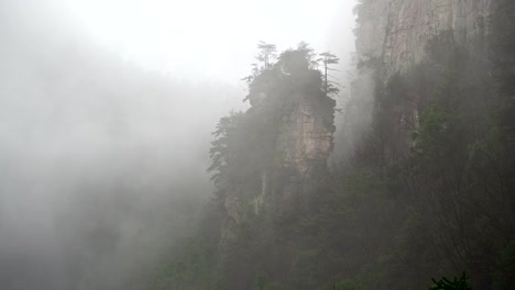 Niebla-de-montaña-rodea-el-Parque-Nacional-de-Zhangjiajie