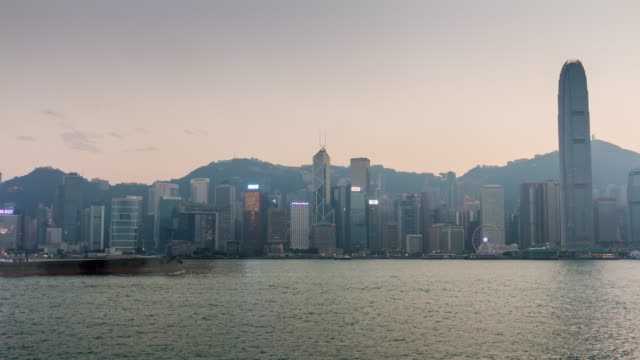 China-Hong-Kong-Sonnenuntergang-Kowloon-Bay-Stadt-berühmten-Panorama-4k-Zeitraffer