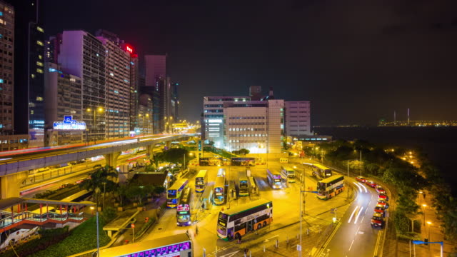 China-hong-kong-la-noche-tráfico-autobús-estación-en-la-azotea-panorama-4k-lapso-de-tiempo