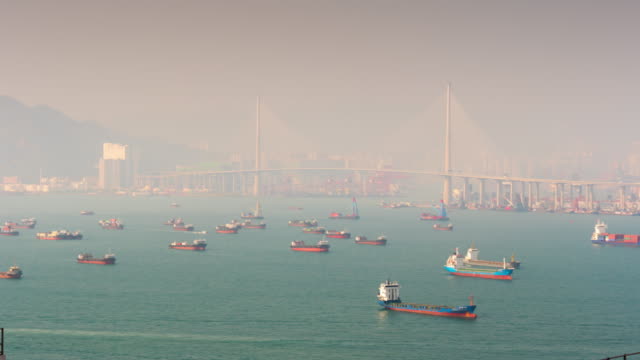 China-Tag-Hong-Kong-Stadt-Bucht-berühmte-Brücke-Schiffe-Parken-Panorama-4k-Zeitraffer