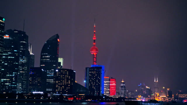 Vista-del-Skyline-de-Shanghai-en-la-noche.-Torre-perla-oriental-y-el-río-Huangpu.