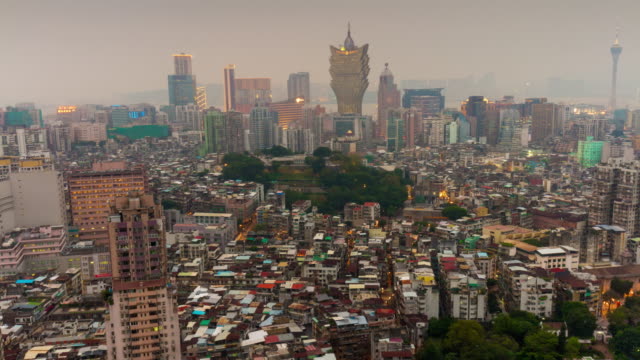 China-Macao-weltberühmte-Hotel-auf-dem-Dach-Stadtbild-Innenstadt-Panorama-4k-Zeitraffer