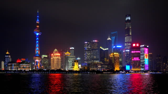 Blick-auf-die-Skyline-von-Shanghai-in-der-Nacht.-Oriental-Pearl-Tower-und-City-Skyline.