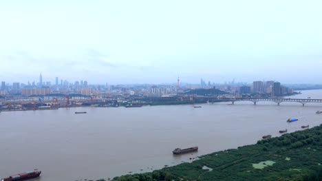 Luftaufnahme-des-Jangtse-Skyline-in-Nanjing-City,-China,-bewölkten-Tag