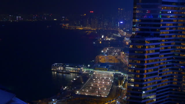 Nacht-Beleuchtung-Hong-Kong-Bucht-Gebäude-der-Innenstadt-von-dock-Anschluss-auf-dem-Dach-Panorama-4k-china