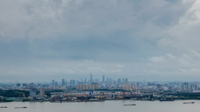 Zeitraffer-Skyline-der-Jangtse-Fluss-in-Nanjing-City,-China,-bewölkten-Tag