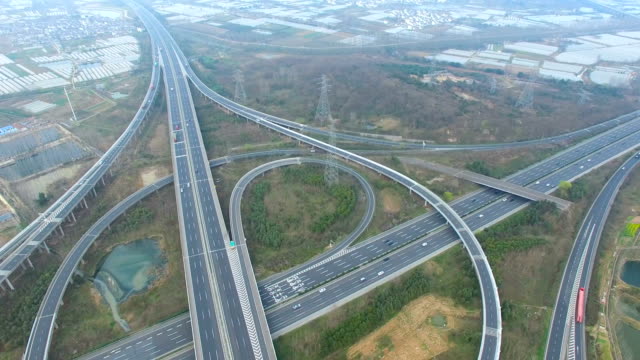 Vista-aérea-del-tráfico-en-una-autopista-elevada-en-suburbios-de-la-ciudad-de-esquina,-china