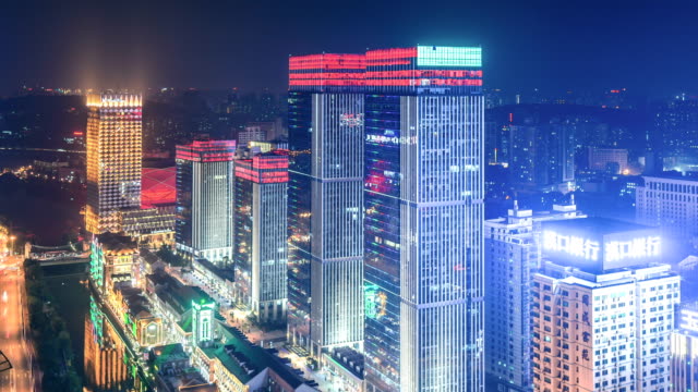 Zeitraffer-von-Wuhan-City-bei-Nacht,-China