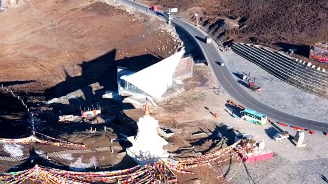Aerial-view-of-traffic-at-Zheduo-Shan-Pass-in-the-morning