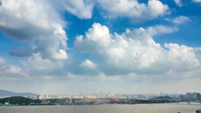 Zeitraffer-Skyline-der-Jangtse-Fluss-in-Nanjing-City,-China,-bewölkten-Tag