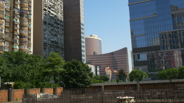 panorama-de-reflexión-frente-de-los-hoteles-del-centro-de-ciudad-de-China-día-soleado-Macao-4k