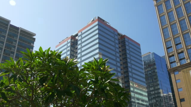 China-día-soleado-Macao-ciudad-céntrico-edificio-de-oficinas-de-panorama-de-reflexión-frontal-4k