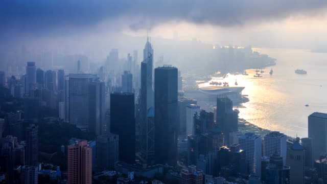Aéreo-Hong-Kong-Cityscape-en-nublado-día-en-4K-Time-Lapse-(acercamiento)
