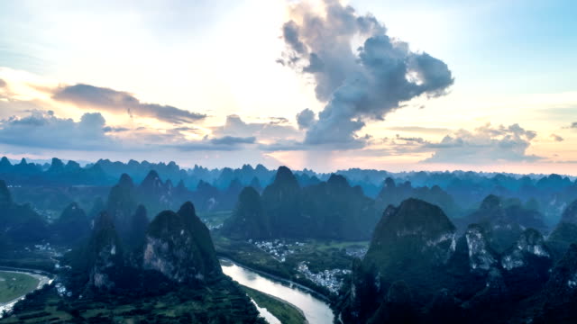Zeitraffer-der-Luftaufnahme-der-Li-Fluss-und-Karst-Bergen-mit-schönen-Wolkengebilde-im-Sonnenuntergang.-In-der-Nähe-der-antiken-Stadt-Xingping,-Yangshuo-County,-Stadt-Guilin,-Provinz-Guangxi,-China