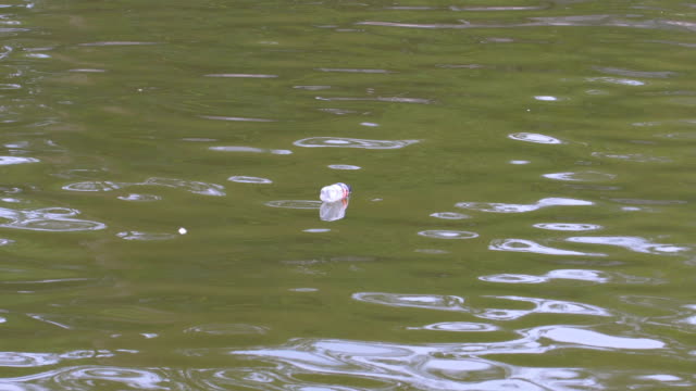 Una-botella-de-plástico-flotando-en-el-río