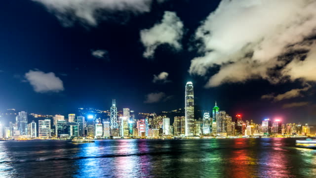 Zeitraffer-der-Skyline-von-HongKong-und-Victoria-Hafen-bei-Nacht