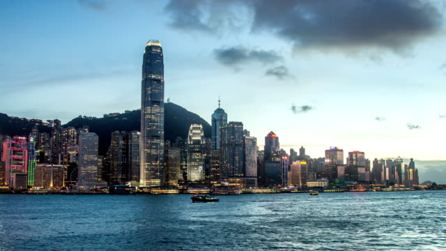 Zeitraffer-der-Skyline-von-HongKong-und-Victoria-Hafen,-von-Tag-zu-Nacht