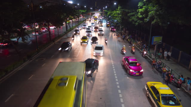 Intersección-de-tráfico-pesado-de-la-noche-tiempo-lapso