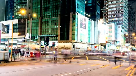 Tráfico-peatonal-y-coche-en-la-calle-en-Mong-Kok-Hong-Kong-en-la-noche