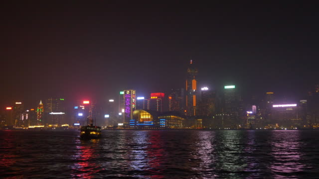 China-hong-kong-de-noche-iluminada-ciudad-famoso-ferry-Bahía-paseo-panorama-4k