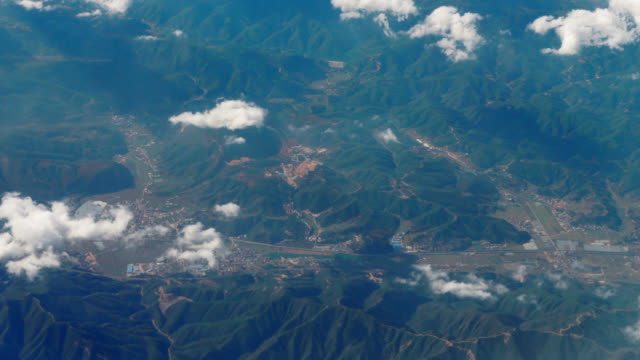 Schöne-Aussicht-über-Flugzeugfenster,-Flugzeug-fliegen-über-Stadt-in-Bergen