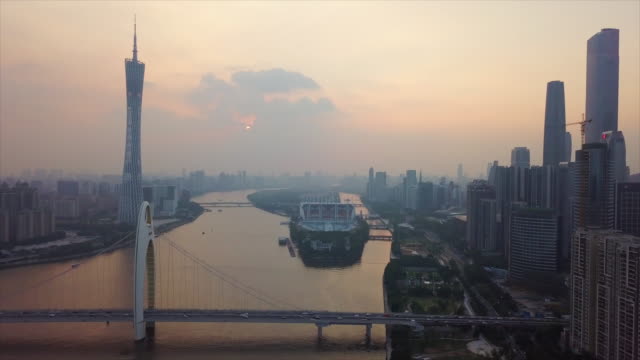 puesta-de-sol-cielo-ciudad-de-guangzhou-Cantón-torre-liede-Puente-Río-panorama-aéreo-4k-china