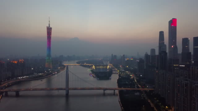 Sonnenuntergang-beleuchtet-Guangzhou-Stadt-Innenstadt-Kanton-Turm-Fluss-Brücke-aerial-Panorama-4k-china
