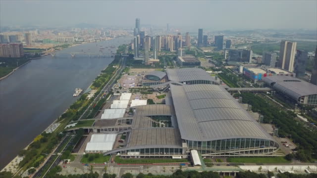 Guangzhou-Convention-und-Exhibition-centre-Perle-am-Fluss-Tag-Zeit-aerial-Panorama-4k-china