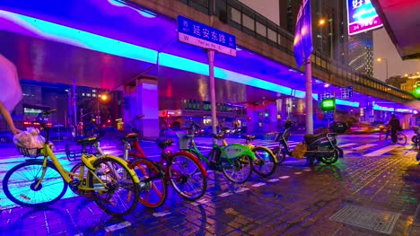 Nacht-erleuchtet-shanghai-Verkehr-Straße-Kreuzung-Fahrrad-Parken-4-k-Zeitraffer-China