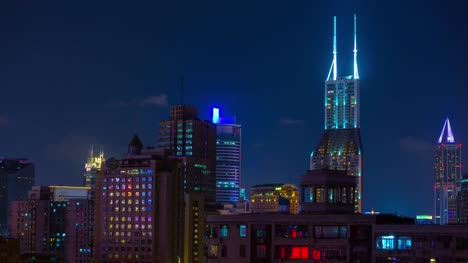 Nachtbeleuchtung-Stadtbild-Innenstadt-auf-dem-Dach-4k-Zeitraffer-China-shanghai