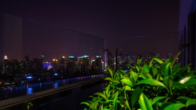 ciudad-río-Bahía-hotel-terraza-panorama-4k-timelapse-en-china-de-Shangai-de-noche